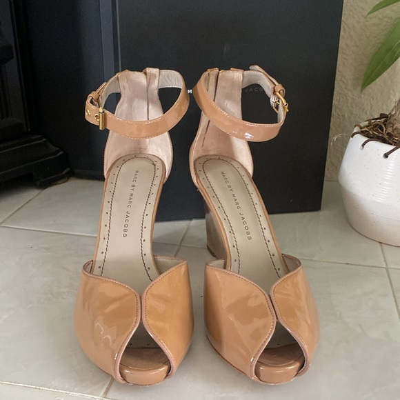 Marc by Marc Jacobs patent nude leather wedge peep toe platform - Picture 2 of 7